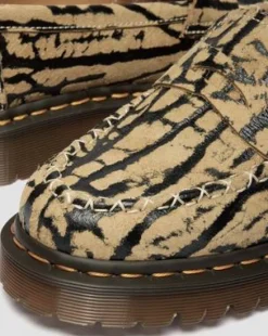 Delapre-loafers i ruskind in Teakbrun & Sort