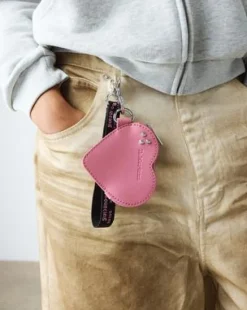 Hjerteformet nøgleringspung i læder in Dm's Rosa