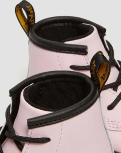 Nyfødt 1460 Auburn læderstøvletter in Pale Pink
