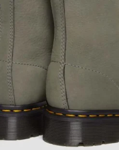 1460-snørestøvler i Nubuck-læder med imiteret Serena-pelsforing in Nickel Grey