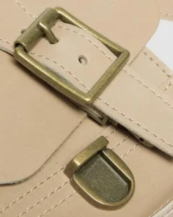 Vertical skuldertaske i Carrara læder in Beige